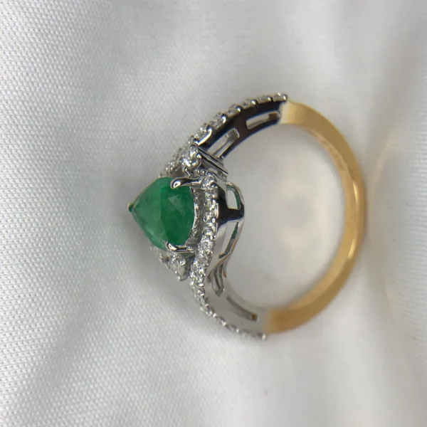 1.37ct emerald gold ring with diamonds
