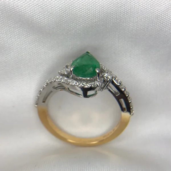 03200f4c-61e7-4204-80b3-017a8b5b79b0 1.37ct emerald gold ring with diamonds