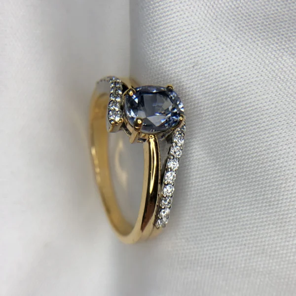 32b5da8c-4dc5-4f96-a588-ca94bc94f331 Natural Ceylon Blue Sapphire and diamond ring in 18K gold, 1.47ct sapphire