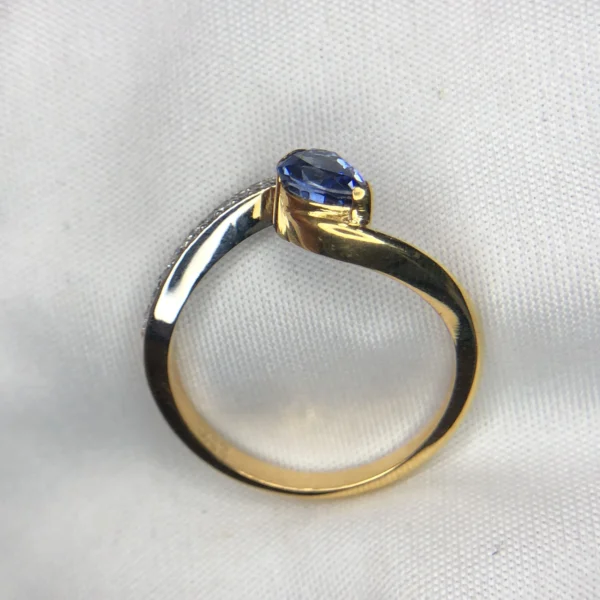 Sapphire Engagement Ring in 18K Gold Sapphire engagement ring with 0.69ct pear shape sapphire and 0.10ct diamonds in 18K gold