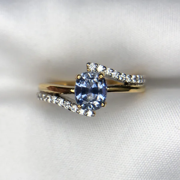 Natural Ceylon Blue Sapphire and diamond ring in 18K gold, 1.47ct sapphire