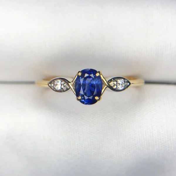 Ceylon blue sapphire 18K gold ring with 0.68ct sapphire and 0.04ct diamonds