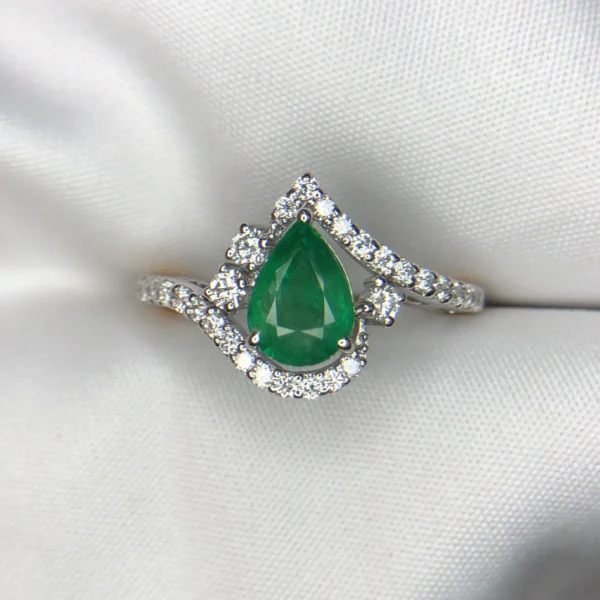 1.37ct emerald gold ring with diamonds