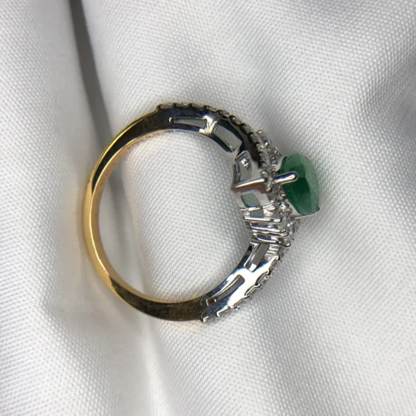 d7535405-6cd9-4c75-adef-72c417378641 1.37ct emerald gold ring with diamonds