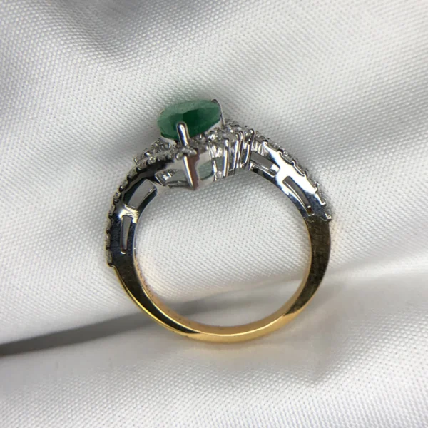d7535405-6cd9-4c75-adef-72c417378641 1.37ct emerald gold ring with diamonds