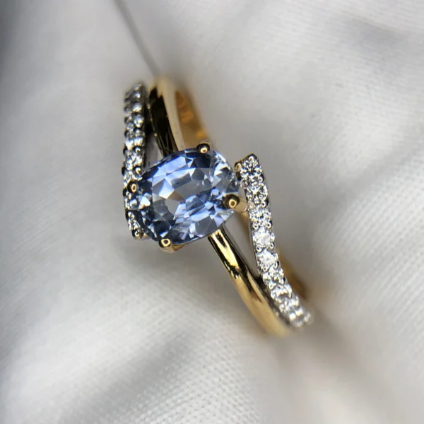 Natural Ceylon Blue Sapphire and diamond ring in 18K gold, 1.47ct sapphire