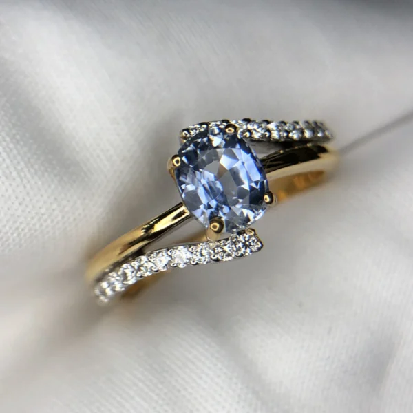 Natural Ceylon Blue Sapphire and diamond ring in 18K gold, 1.47ct sapphire