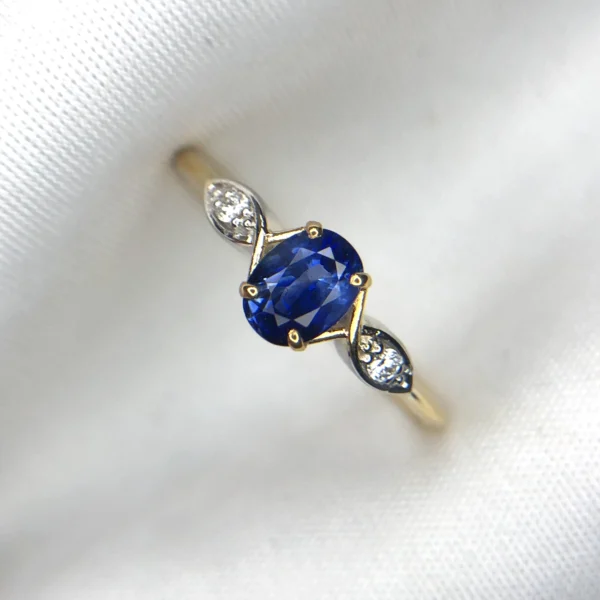 Ceylon blue sapphire 18K gold ring with 0.68ct sapphire and 0.04ct diamonds