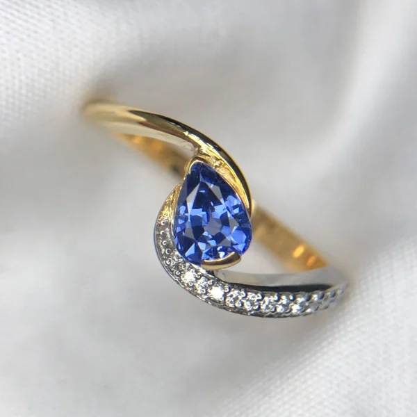Sapphire Engagement Ring in 18K Gold Sapphire engagement ring with 0.69ct pear shape sapphire and 0.10ct diamonds in 18K gold